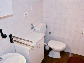 14-bathroom.JPG